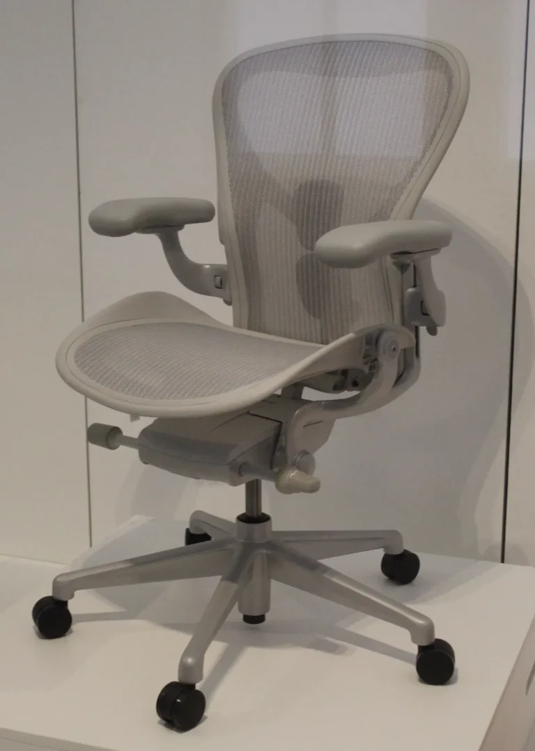 The Best Office Chairs for People Under 5’4″