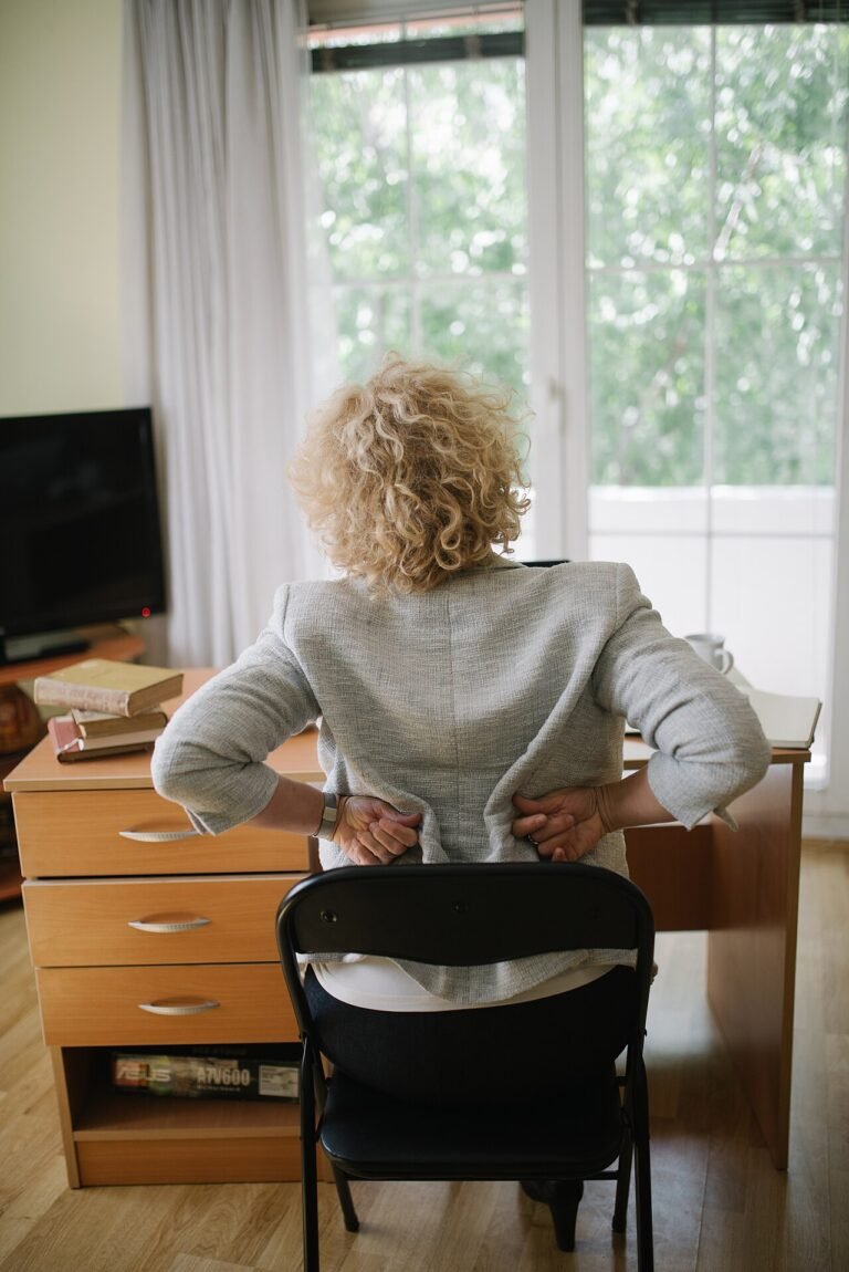 Pain in the middle of the upper back: desk causes and red flags