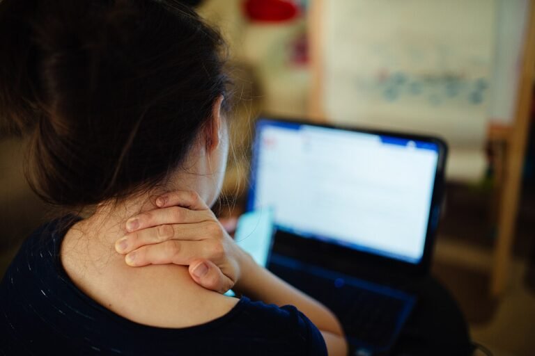 Stiff neck after sleeping or desk work: relief and red flags
